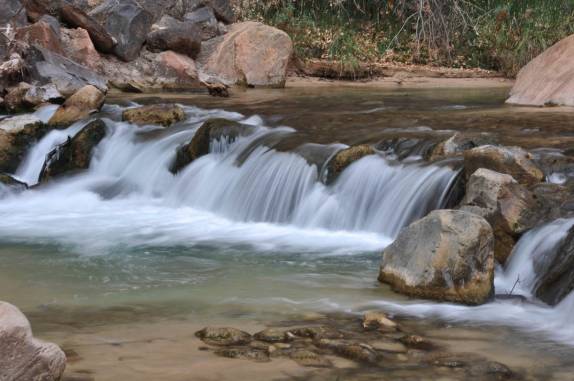 Rio corre pelo canyon do Zion National Park, em Utah, nos Estados Unidos